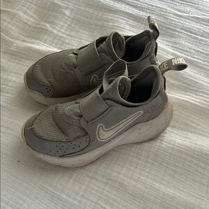 Nike Kids Sneakers in Gray and Cream